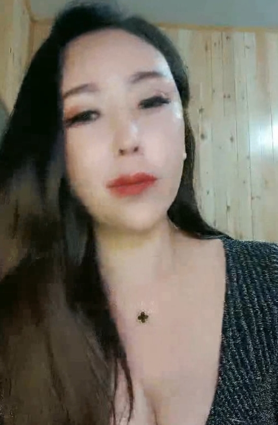 蜜桃御姐：28个视频，15.3g大小骚气收藏