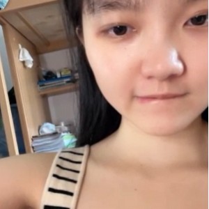 在校快手大胆学妹宿舍表演合集10V19G，背对展示流血洗澡