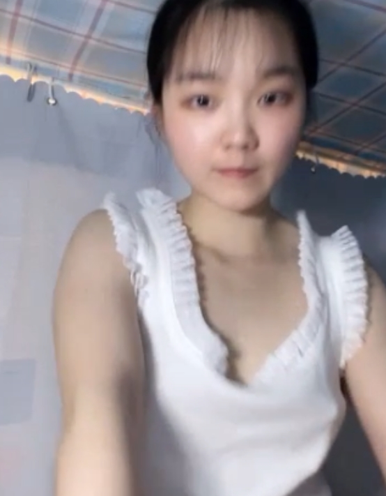 在校快手大胆学妹宿舍表演合集10V19G，背对展示流血洗澡