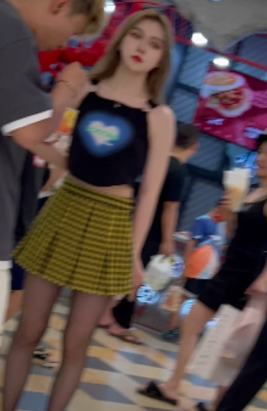 抄底百度盘黑丝美女裙子最新合集2V2.86G，和男朋友逛街