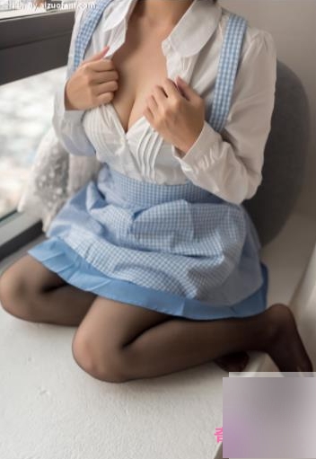 性感尤物软软酱M无修全真绝版合集99V75G，黑丝白丝搭配展现独特风格