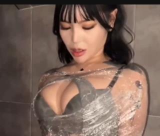 韩国Megaskorea稀有自拍合集2V3.4G，关键部位马赛克，女主整容痕迹明显