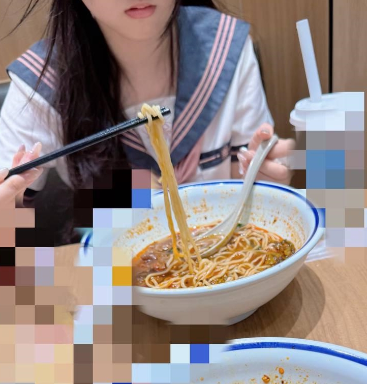 小表妹王琳户外劲爆互动合集10V1.59G湿身诱惑