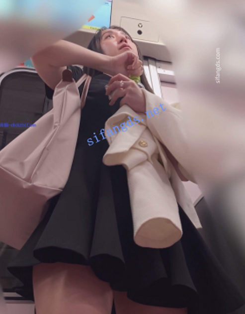 地铁实拍混血妹丁字裤抄底高清合集063986.9MB绝妙视角