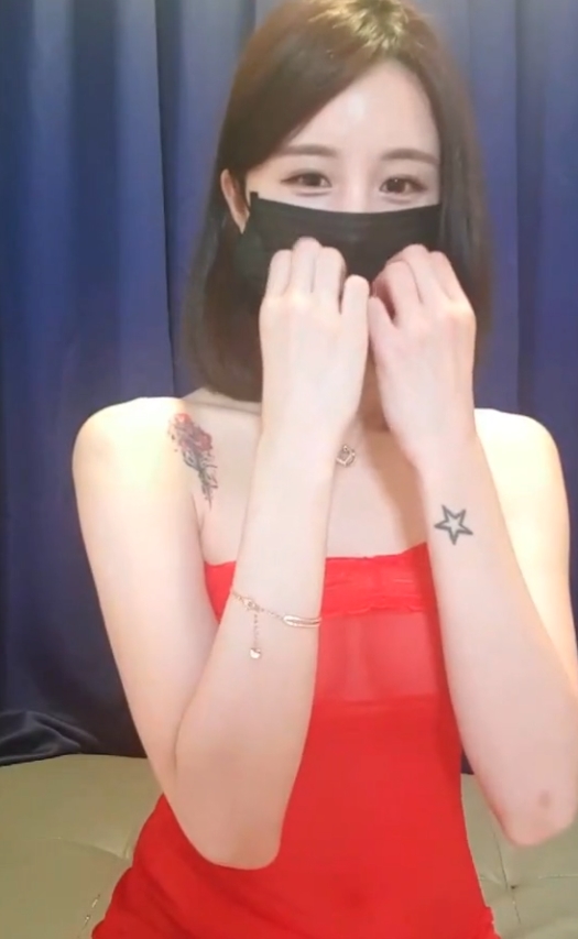 B站gkdlzz47主播湿身皮衣私播38部12.6G紧身皮衣勒出深沟水汽蒸腾魔鬼视角珍藏