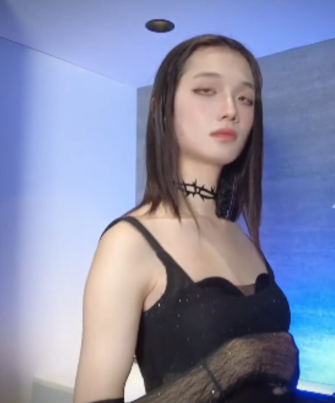 1V759MB付费平台TS伪娘五彩斑斓的黑猫好对味