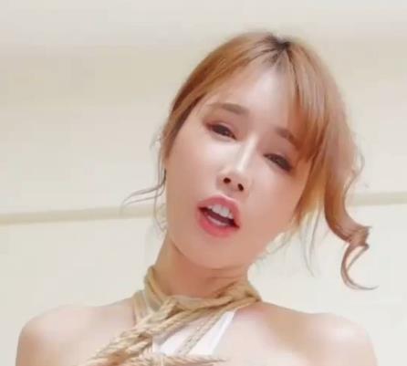 “烧颜湾湾女神，辛尤里为你带来的绝美体验！”
