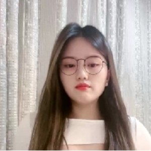 优质眼镜学妹私拍1V7P855M姿势百变嗨到飞起