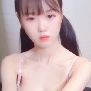 云盘展示刚成年白嫩妹子私藏短片1V156M润得滴水
