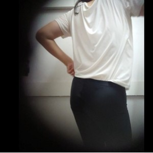 合租房隐秘镜头下白皙小妹沐浴私录461MB秘境光洁