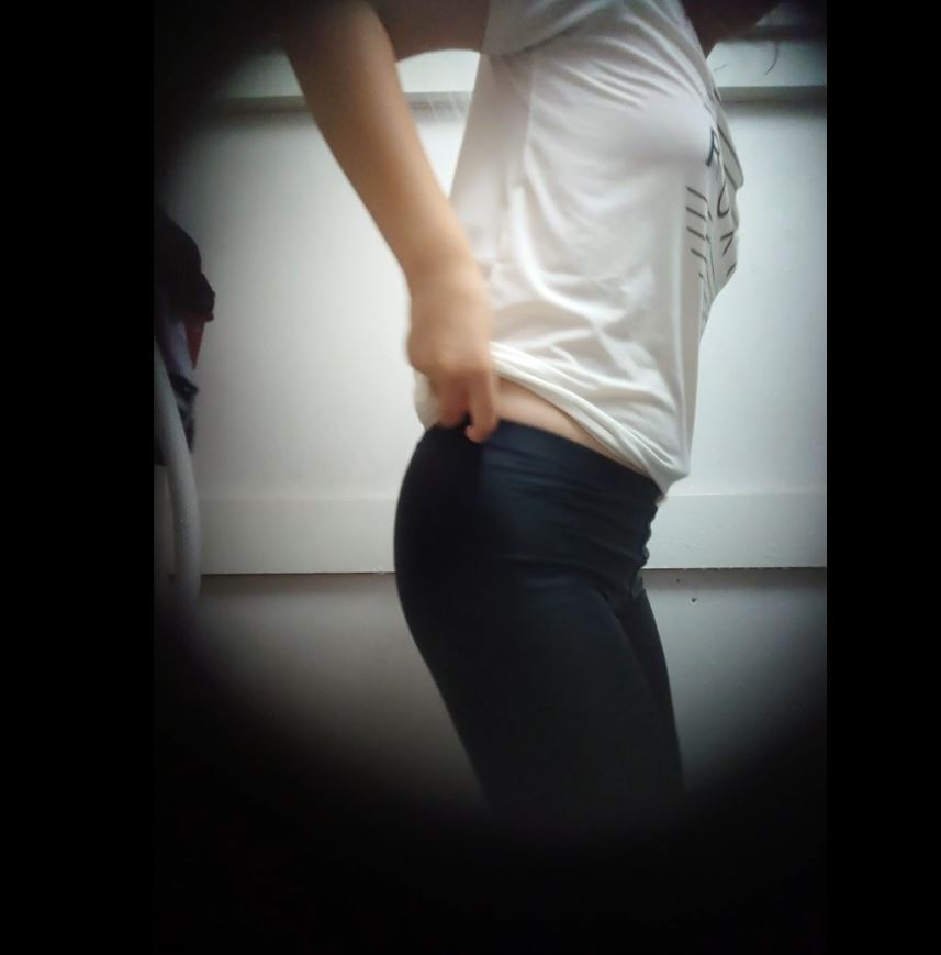 合租房隐秘镜头下白皙小妹沐浴私录461MB秘境光洁